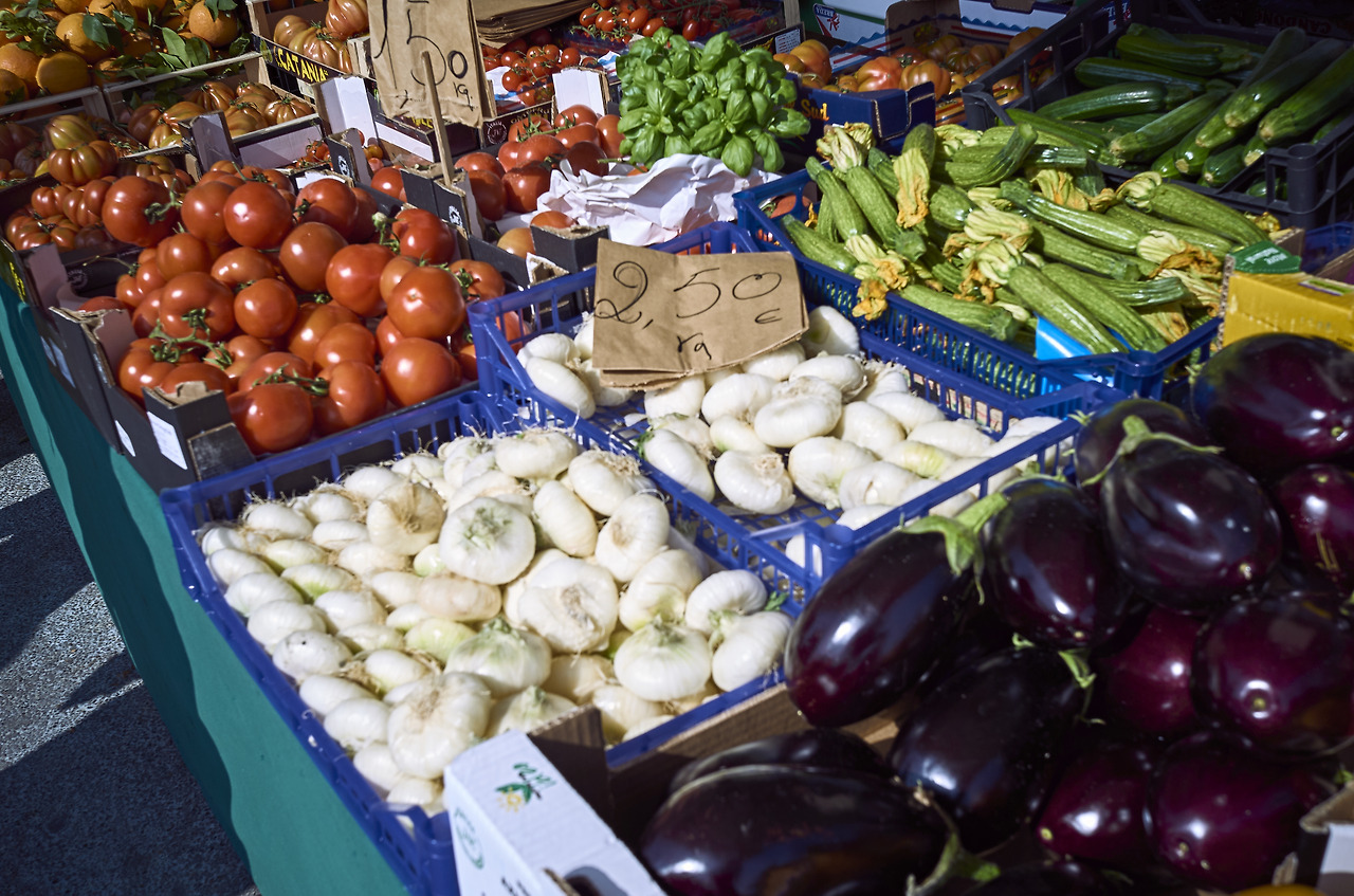 시칠리아 한 시장 좌판에 있는 가지.jpg
