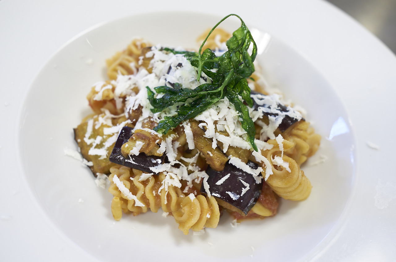 튀긴 가지와 토마토소스를 버무린 노르마 파스타.jpg