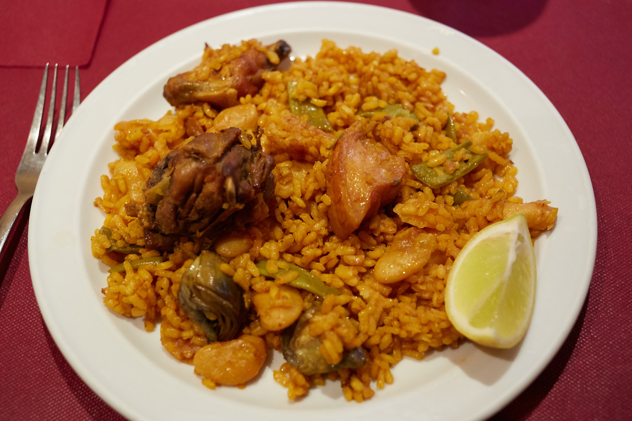 스페인의 파에야에도 아랍의 흔적을 찾아볼 수 있다 쌀 요리 샤프란 레몬은 이슬람 문화권에서 비롯됐다.jpg
