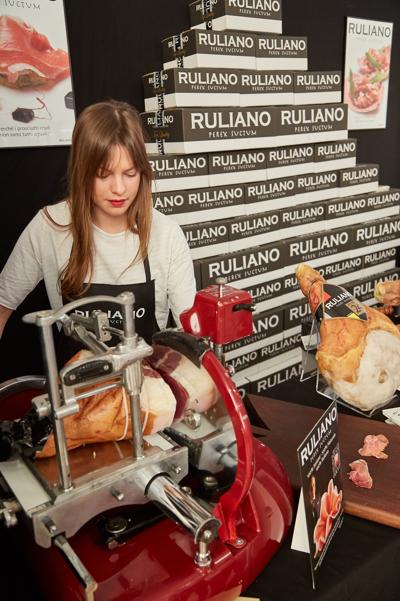 프로슈토 자르는 여성.jpg