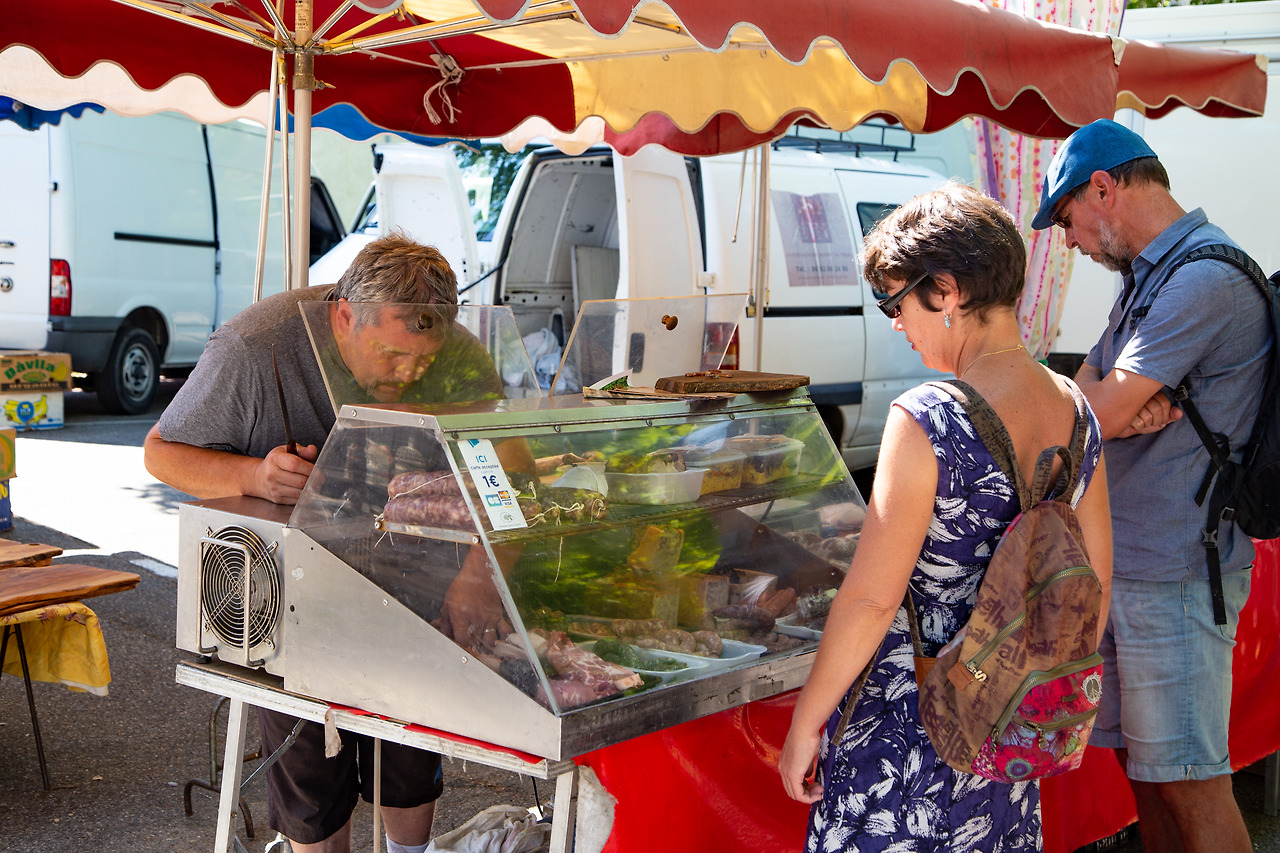 파테와 소세지 등 가공육을 파는 노점.jpg