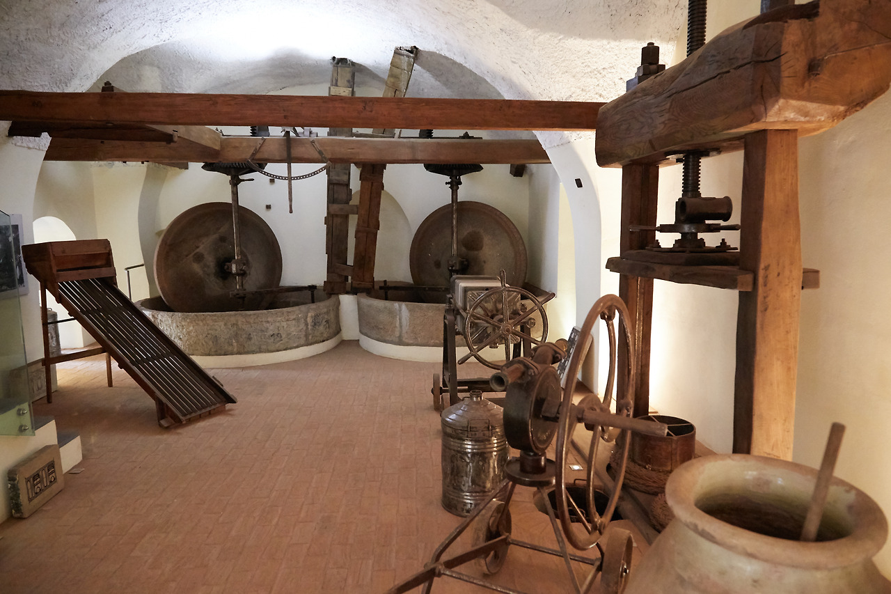 옛 방식의 올리브 오일 기구.jpg