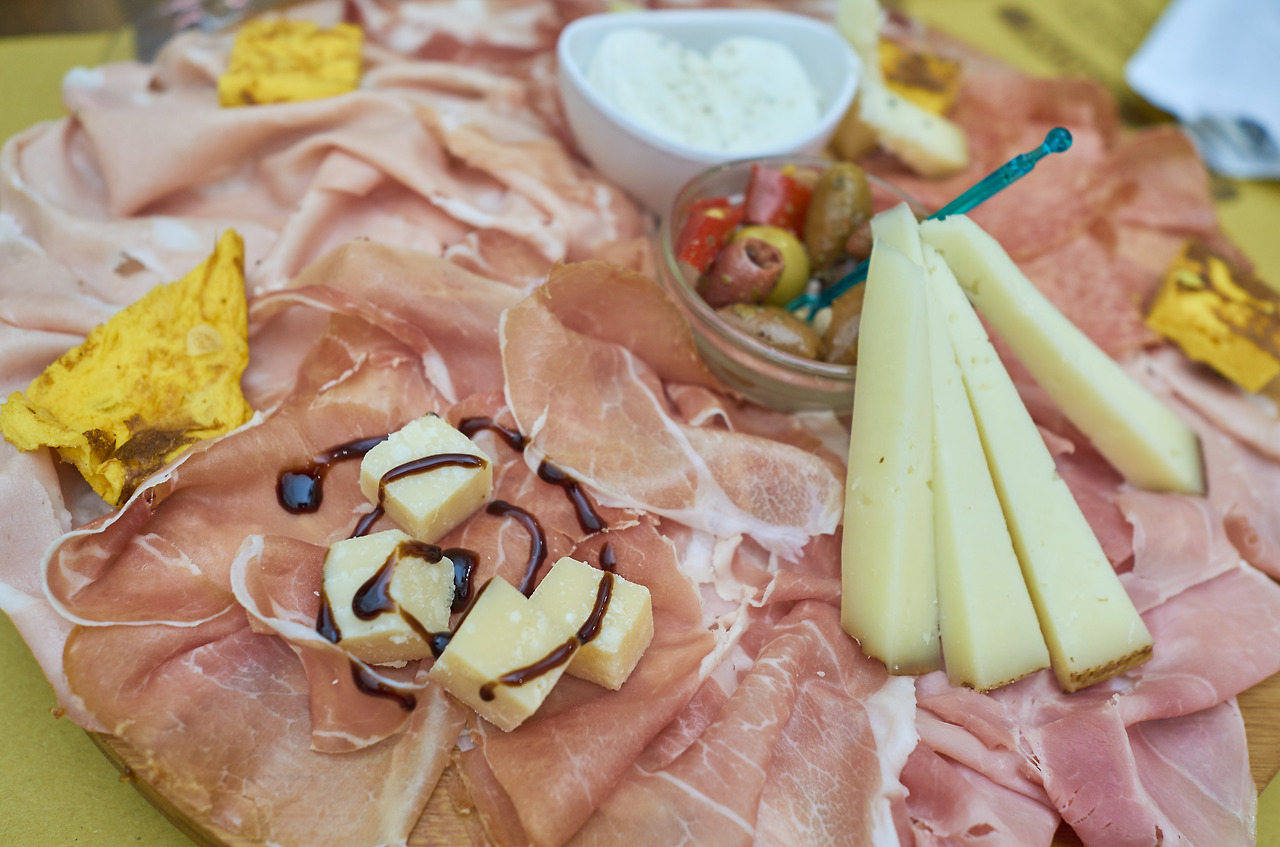 각종 살루미들과 치즈가 담긴 모듬 살루미 한 접시.jpg