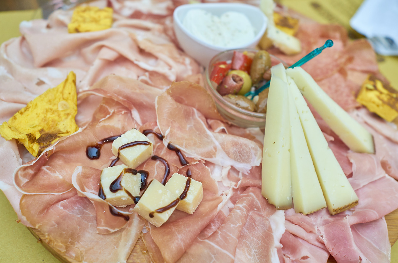 프로슈토와 각종 햄류.jpg