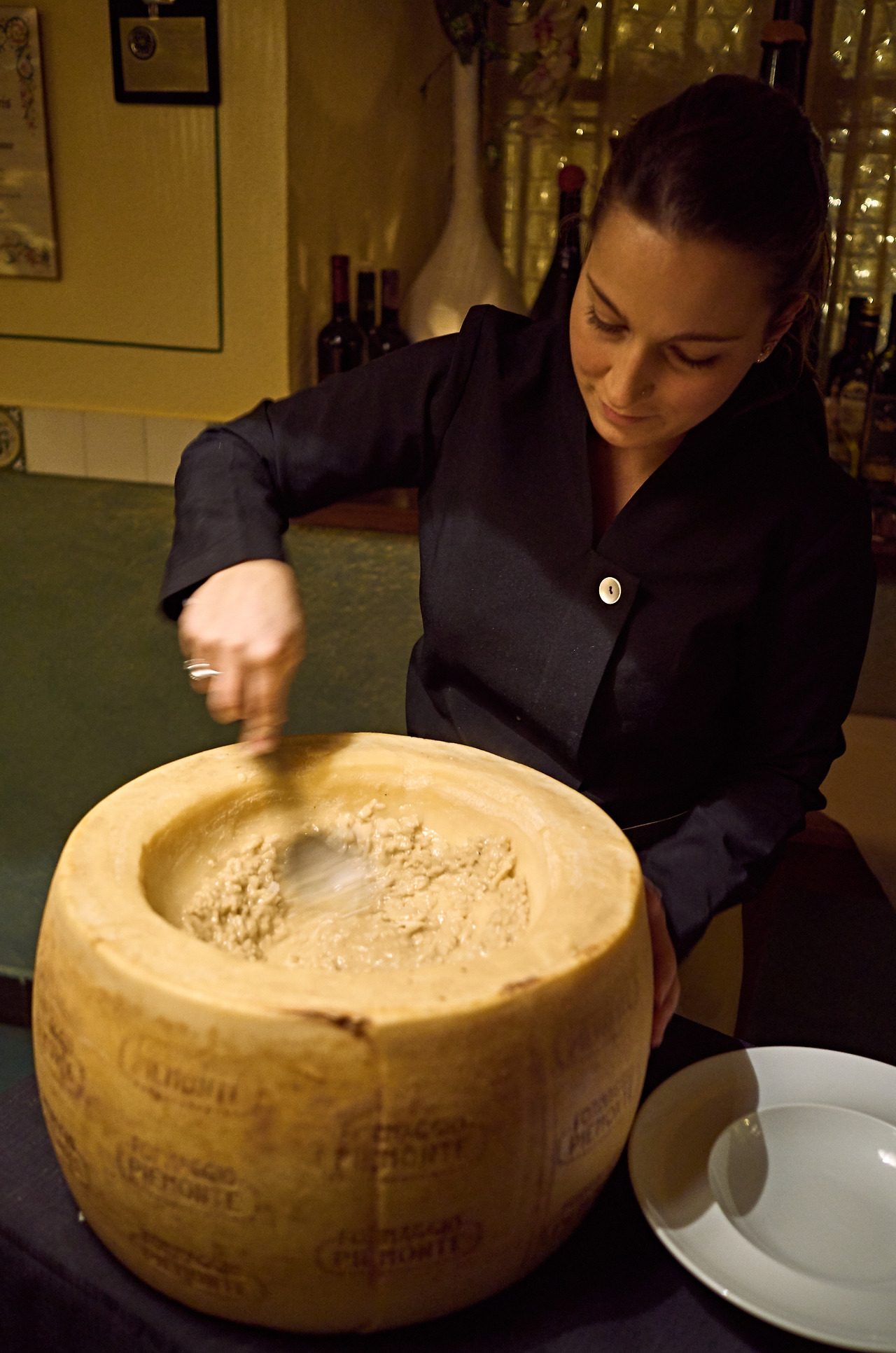 파르미지아노 치즈통 안에서 리조토 만드는 모습.jpg