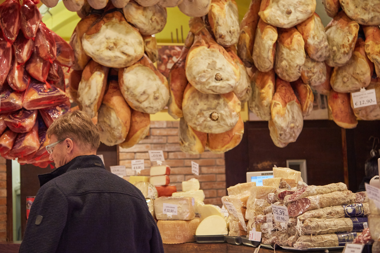 매대에 걸린 프로슈토들.jpg