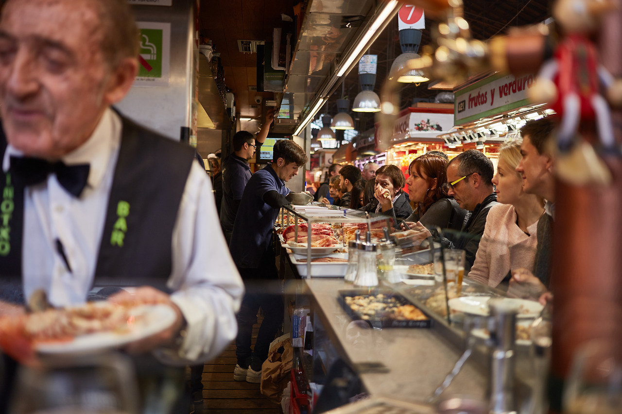 스페인 바르셀로나 보케리아시장 안 식당 바.jpg