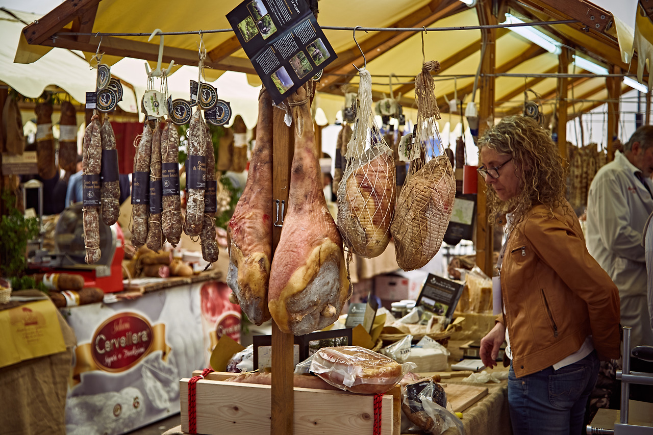 살루미 축제장에 걸려 있는 살루미들.jpg