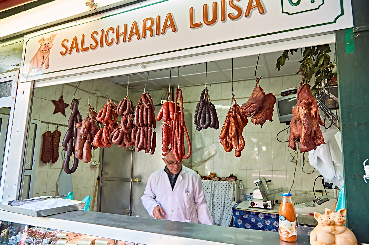 포르투갈의 육가공품점 살시차리아.jpg