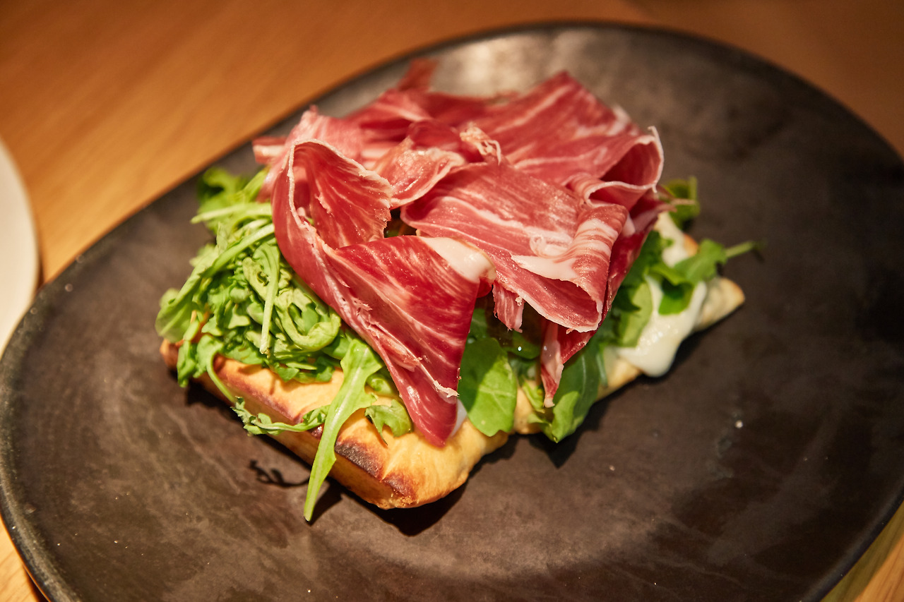 하몽 오픈 샌드위치.jpg