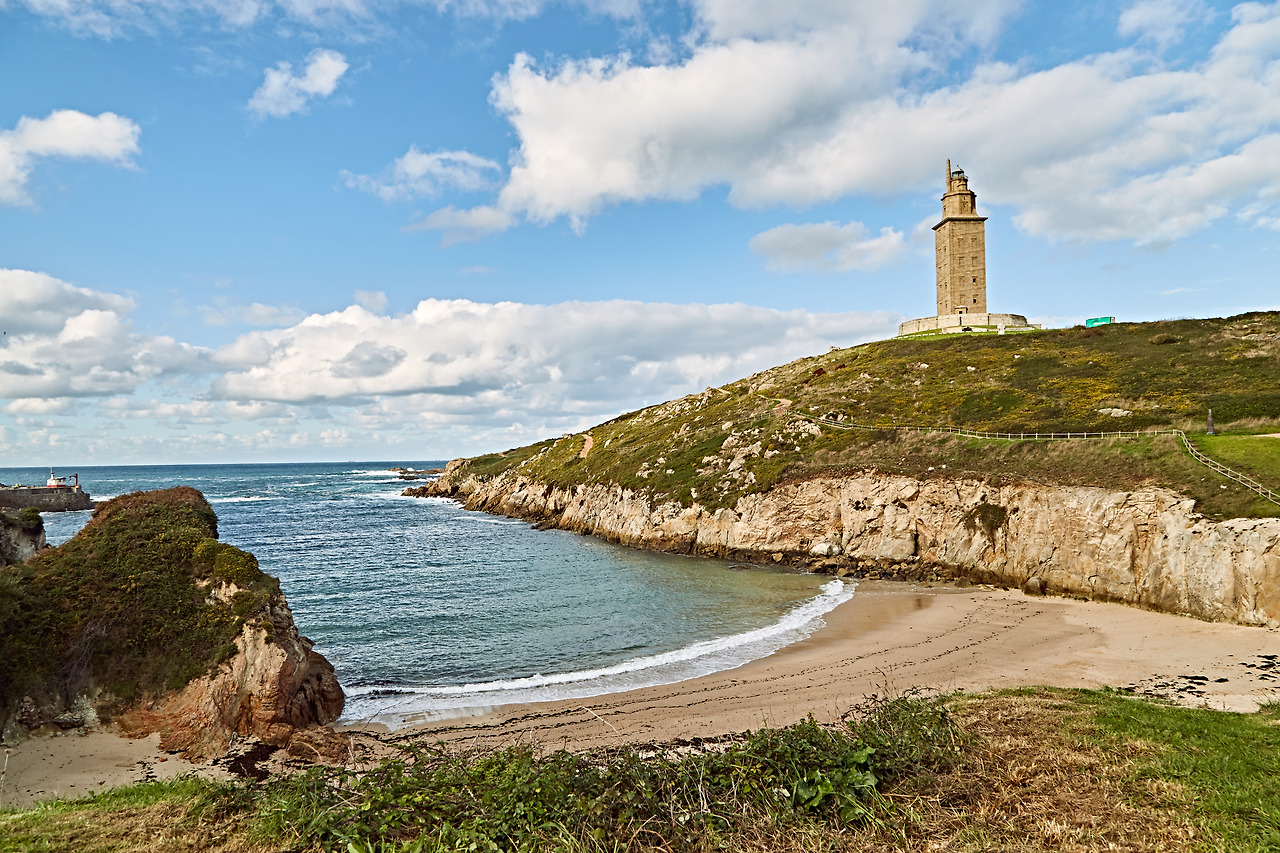 스페인 갈리시아 라코루냐 지방의 상징인 헤라클레스 등대.jpg