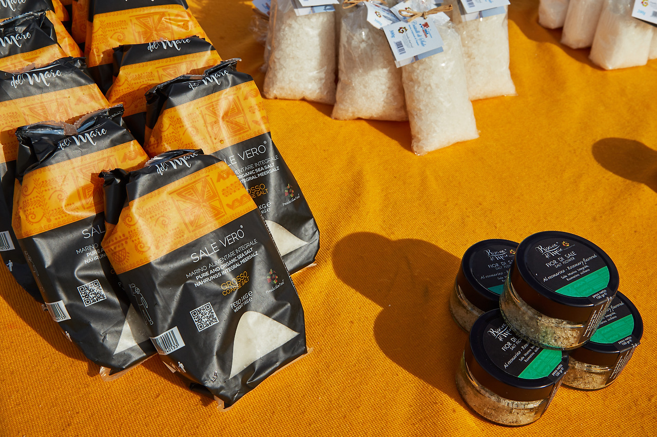 트라파니 염전에서 파는 다양한 소금들.jpg