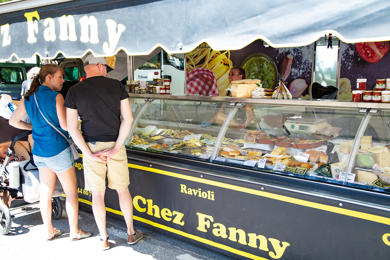 파테와 치즈 등을 파는 매대.jpg