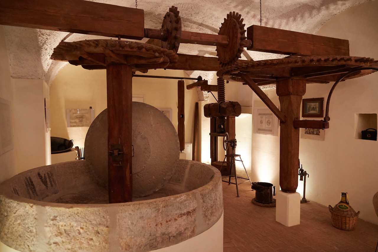 옛날 방식의 올리브 오일 기구.jpg