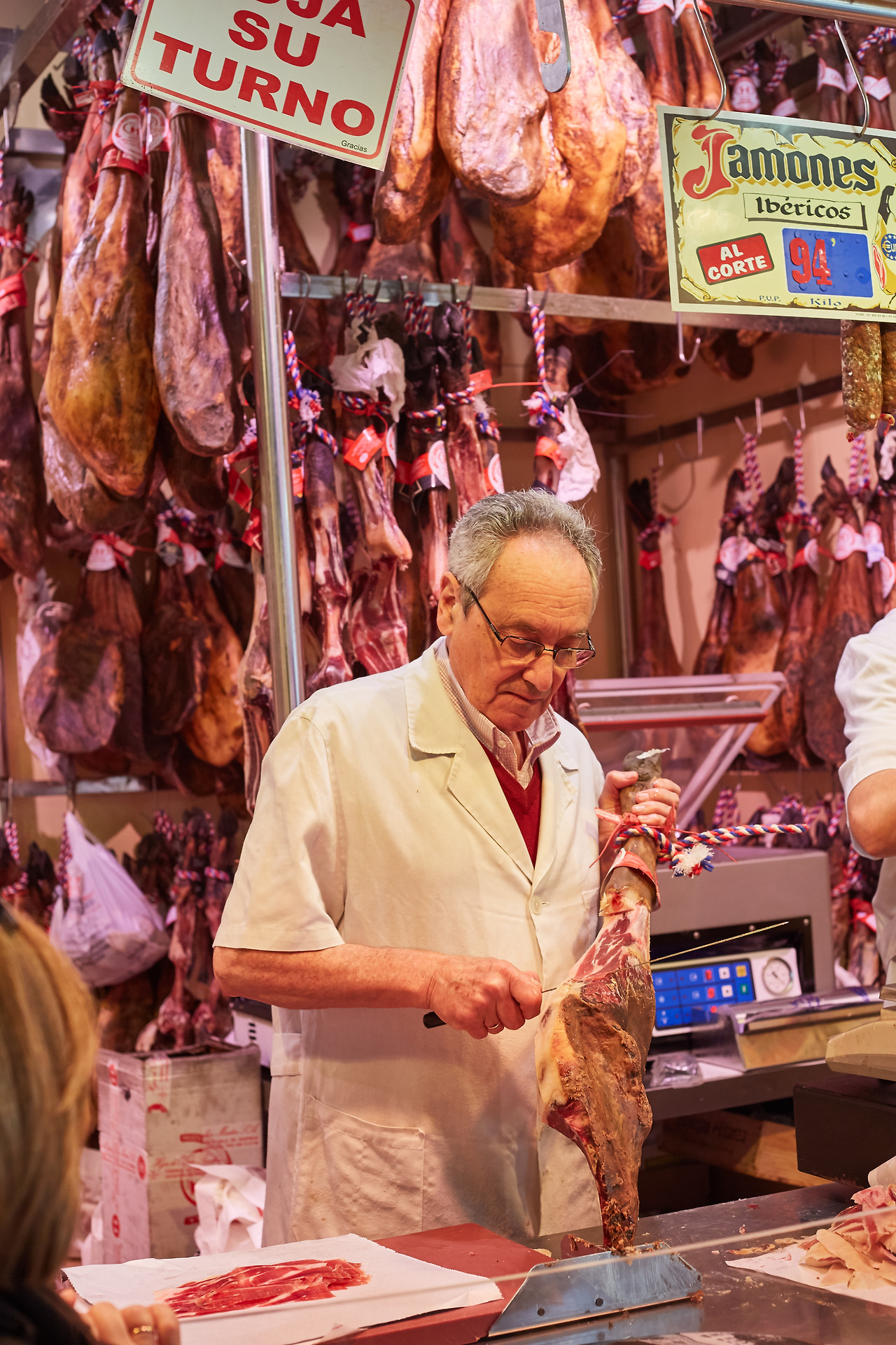 스페인 세비야_하몽 써는 노인.jpg