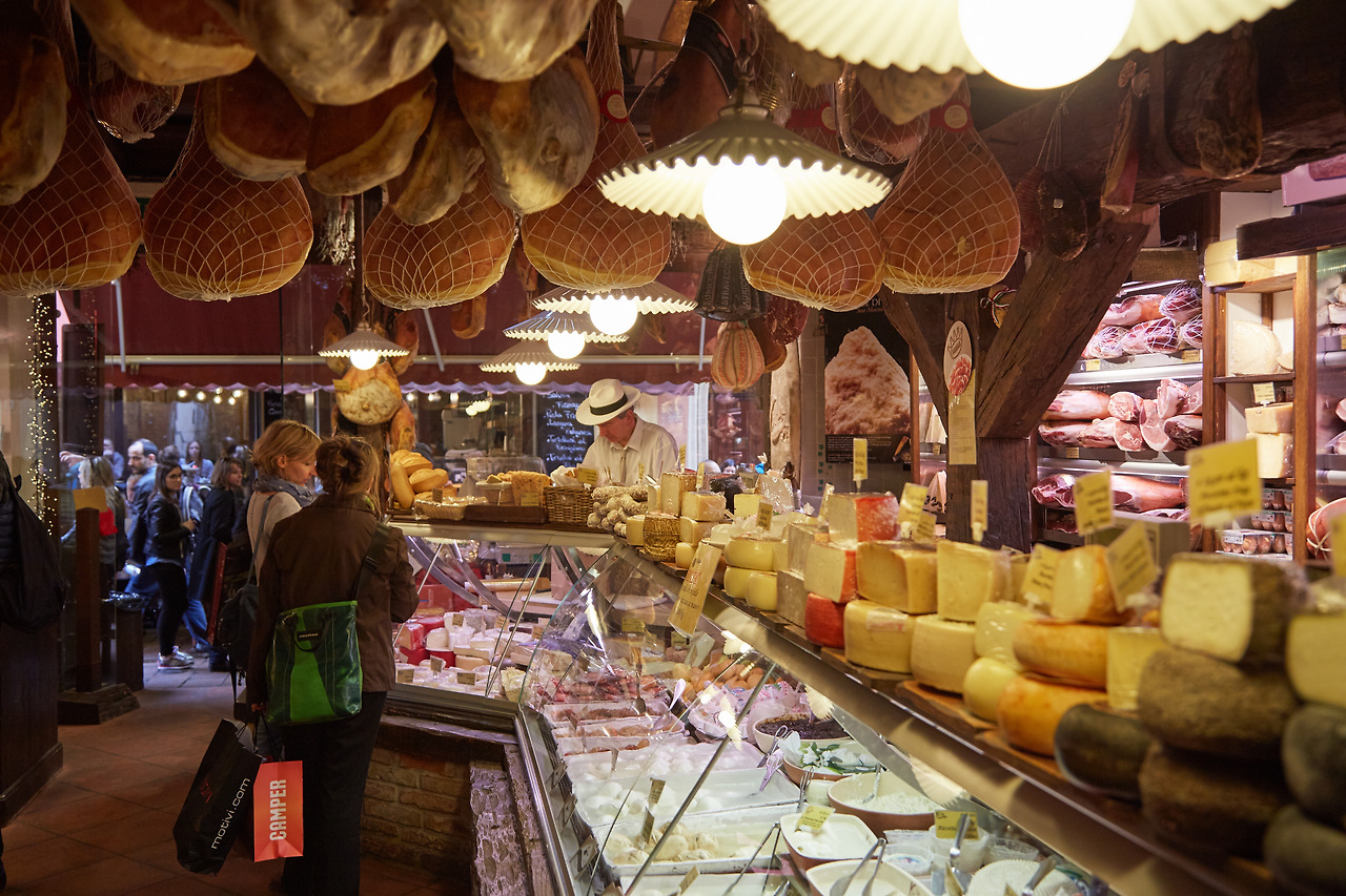 볼로냐 식육점 풍경 위에 걸린게 프로슈토.jpg