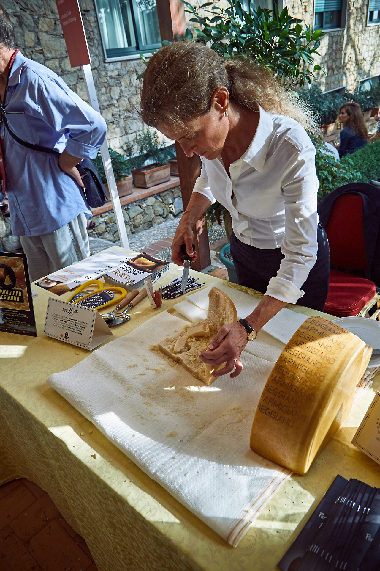파르미지아노 자르는 모습.jpg