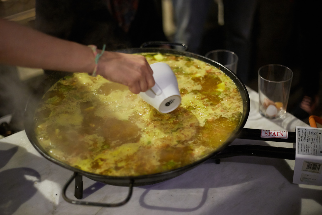 파에야 만드는 과정 쌀을 마지막으로 붓고 있다.jpg