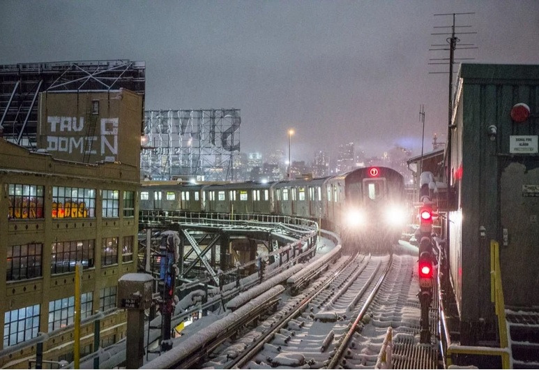 7 train snow 2000s.jpg