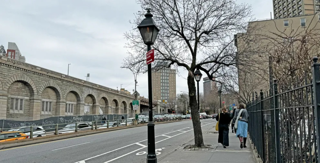 Gas light in Brooklyn 1.jpg