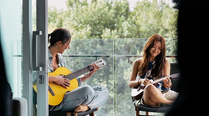 한국이 싫어서 기타 연주 장면.jpg