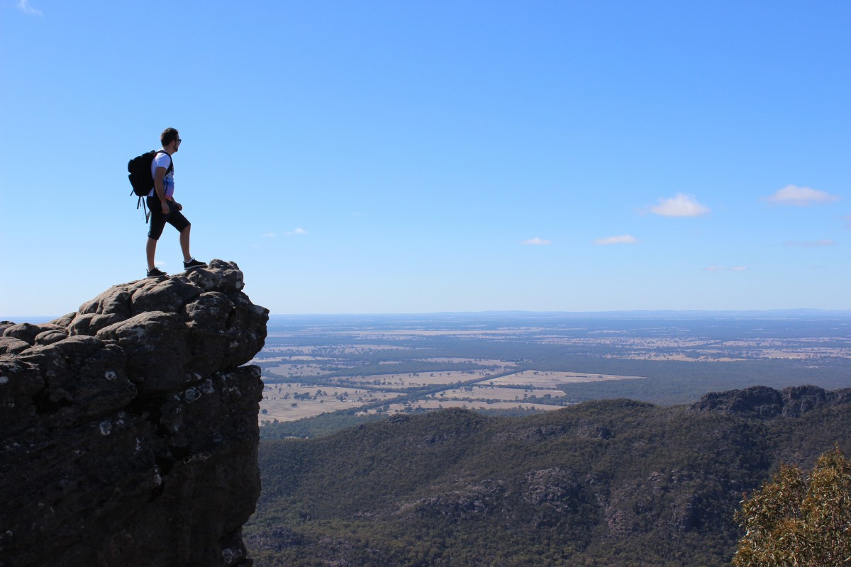 backpack_scenic_hiking_nature_mountain_backpacker_rock_cliff-626789.jpg