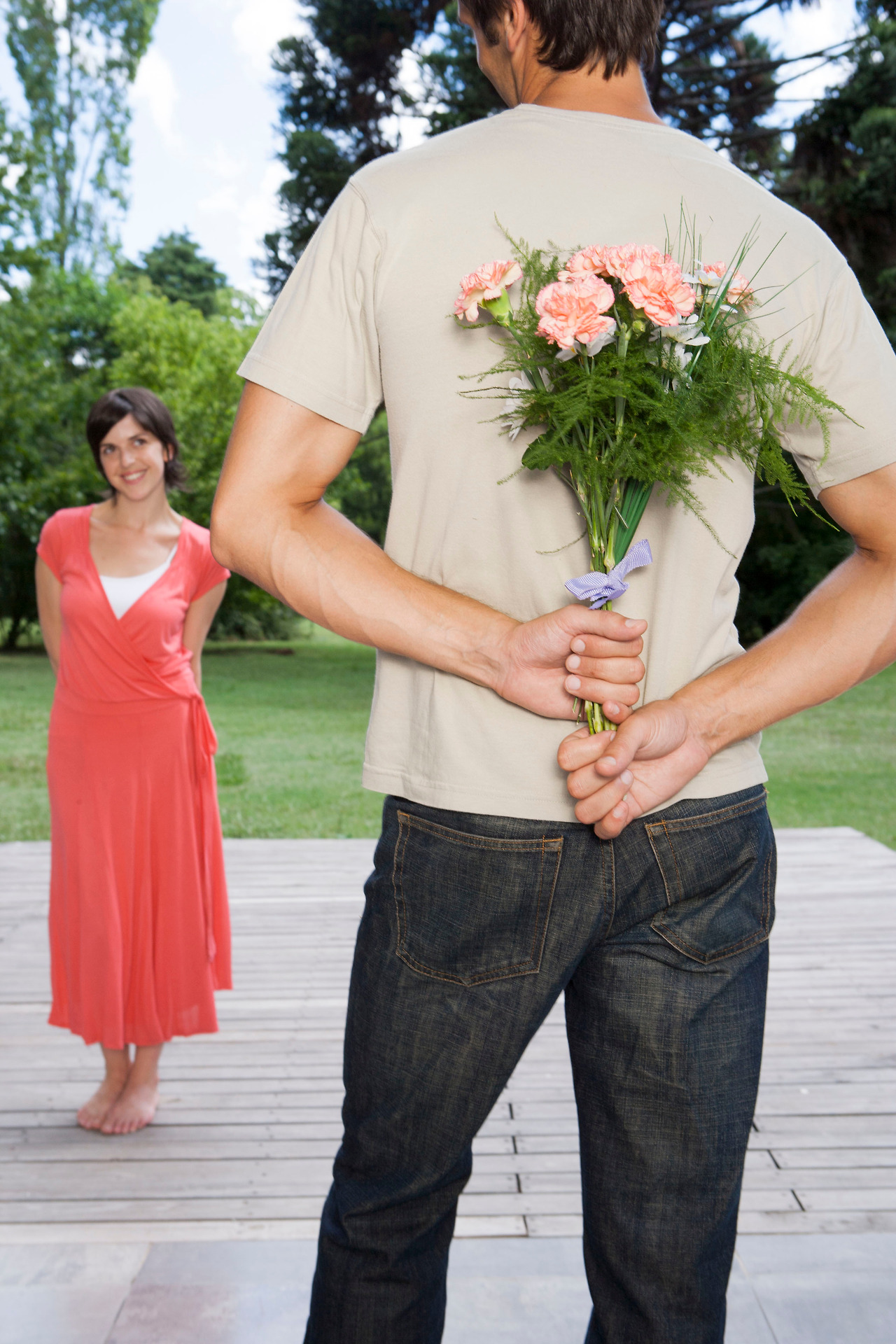 hispanic-couple-with-flowers_BKlfAP40rj.jpg