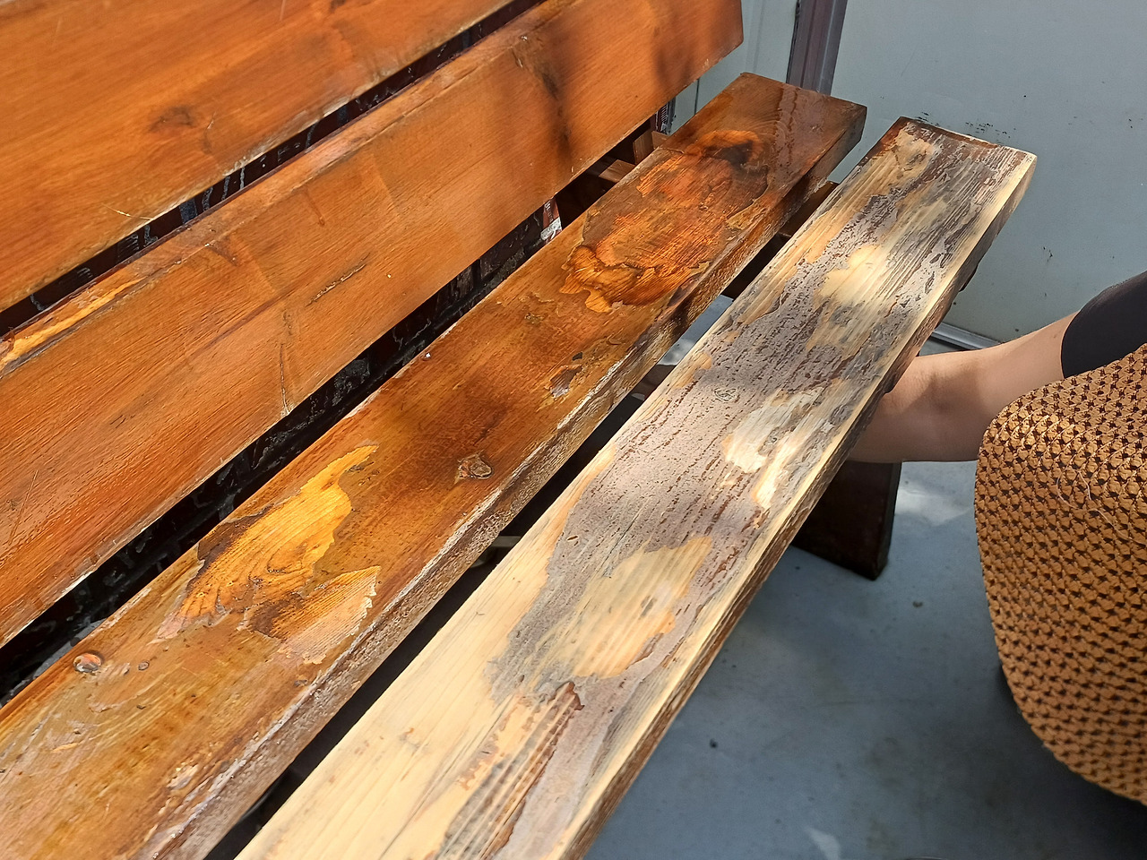 0726 찻집일지_7월 (2) 목재 방충 오일스테인 바르기.jpg