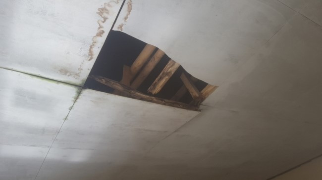 구멍난 천장.jpg