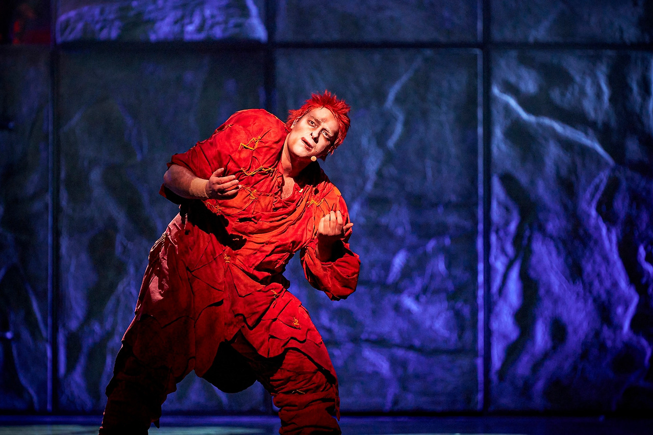 [노트르담드파리] 공연사진_불공평한 이 세상(Dieu que le monde est injuste)_안젤로 델 베키오(콰지모도) (제공.마스트엔터테인먼트).jpg