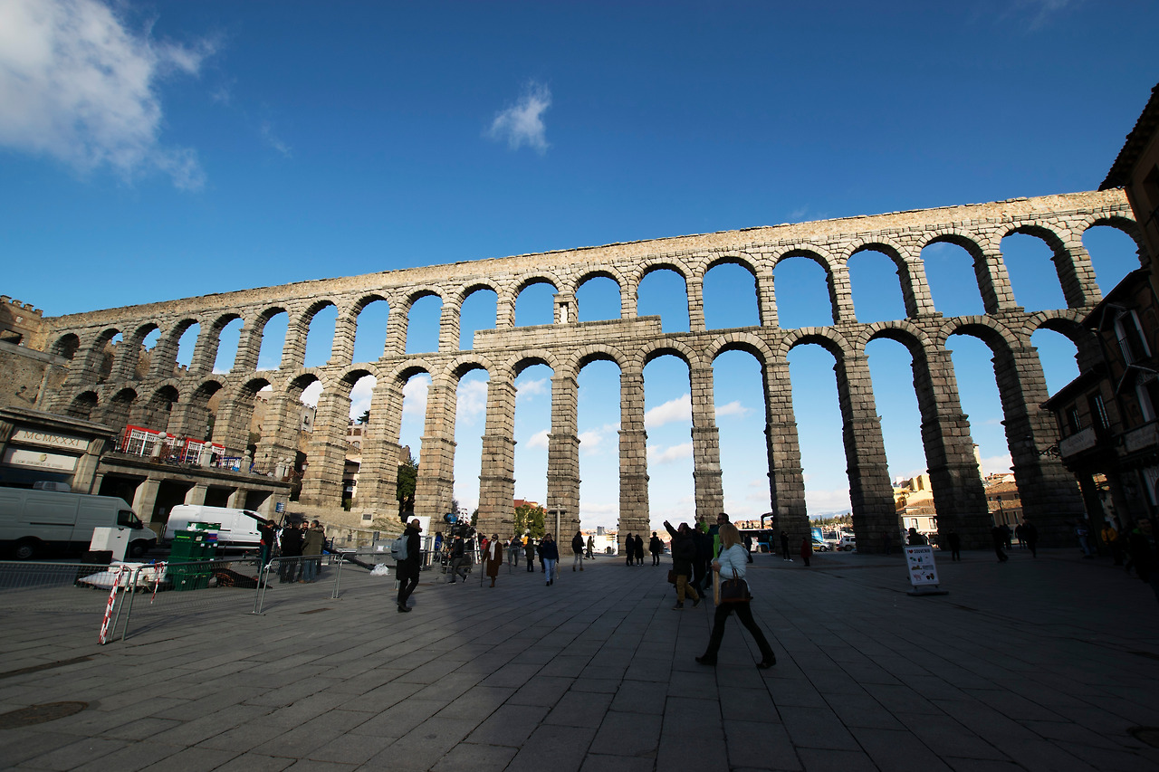 20 세고비아...아소게흐 광장에 본 수도교.jpg