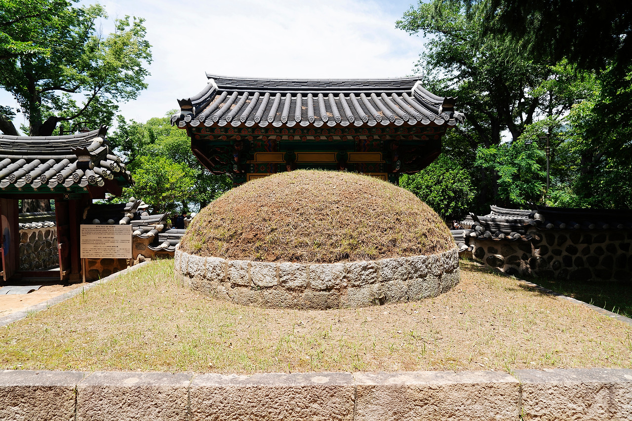 충렬사 이순신 장군 가묘.jpg