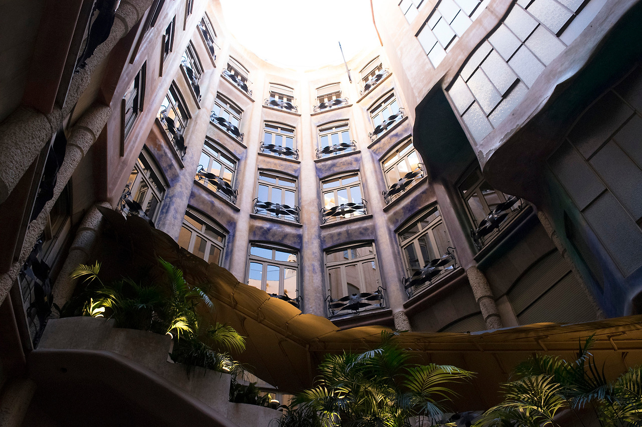 까사 밀라 중정-1 .jpg