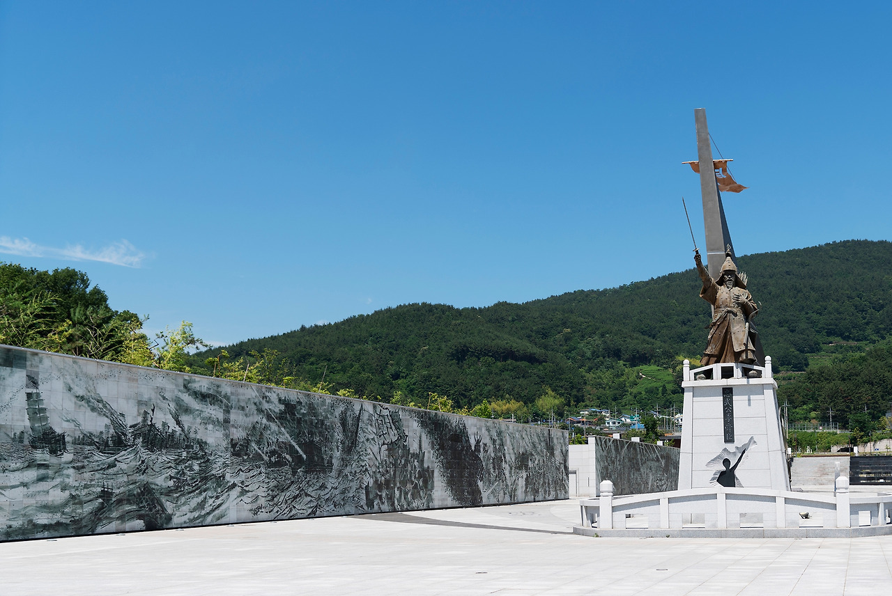 이순신 순국공원 순국의 벽과 장군 동상.jpg
