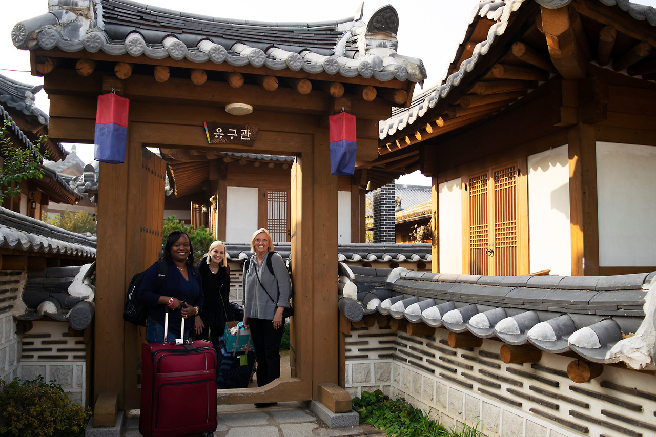 한옥마을체험하는 외국인.jpg