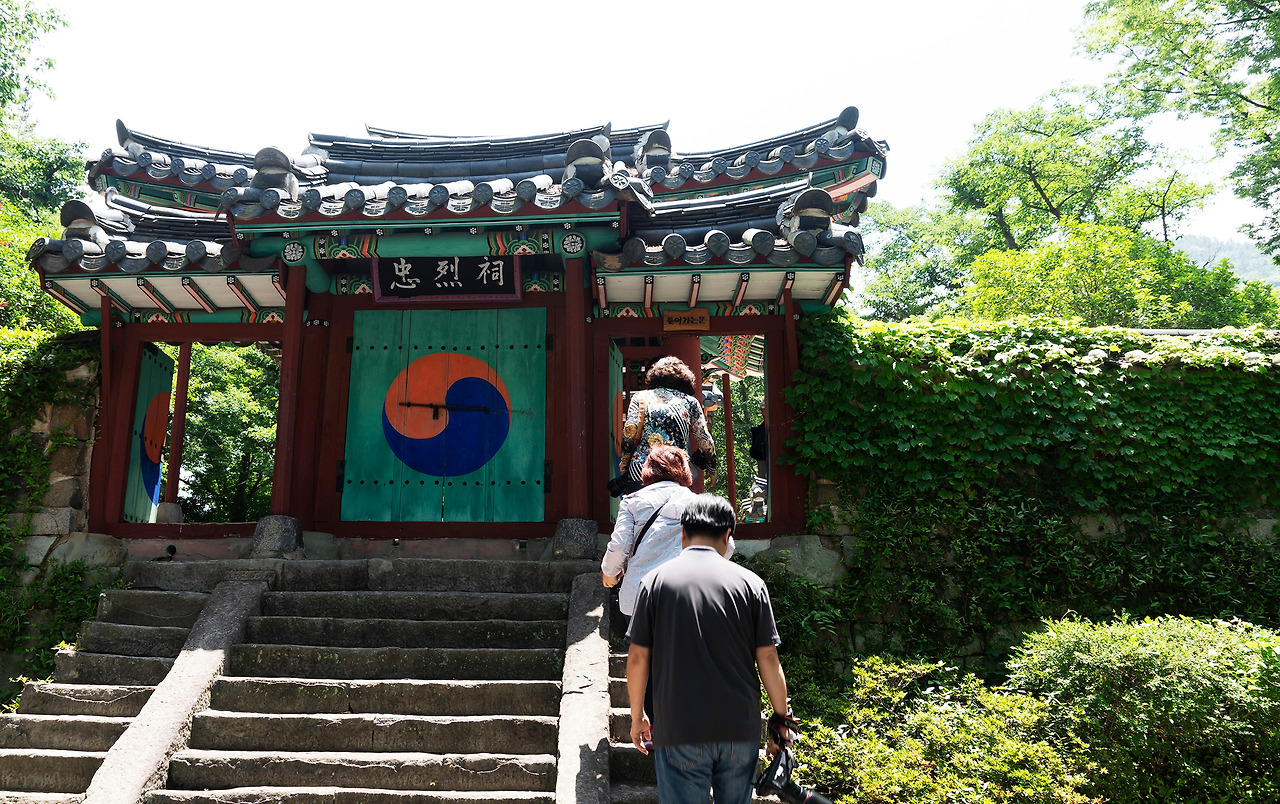 이순신장군 시신을 잠시 모셨던 남해 충렬사.jpg