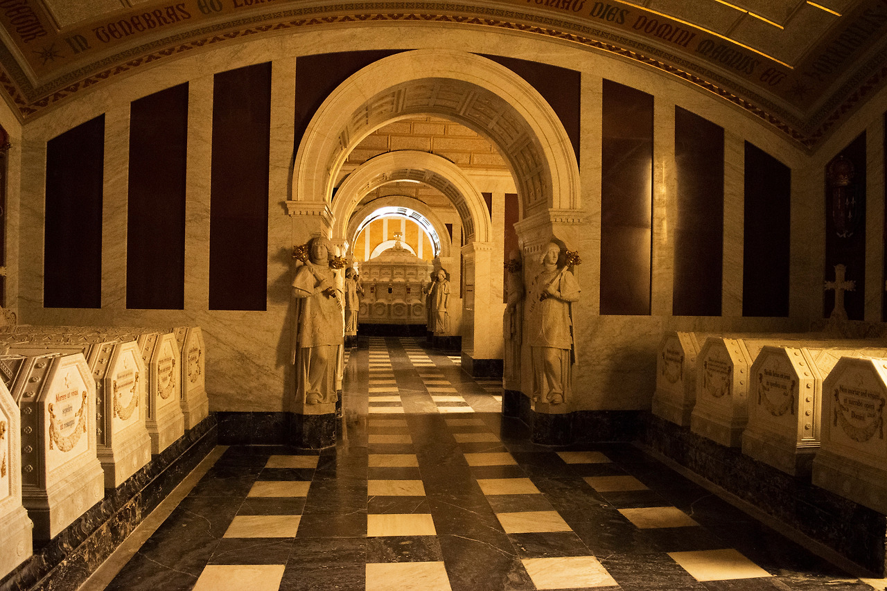 6 왕과 왕비의 무덤-1.jpg