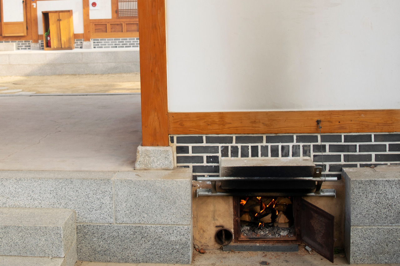 참나무 장작으로 떼우는 구들장.jpg