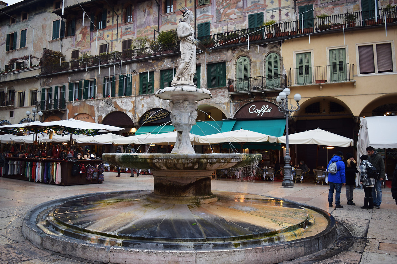 베로나 광장 풍경.jpg