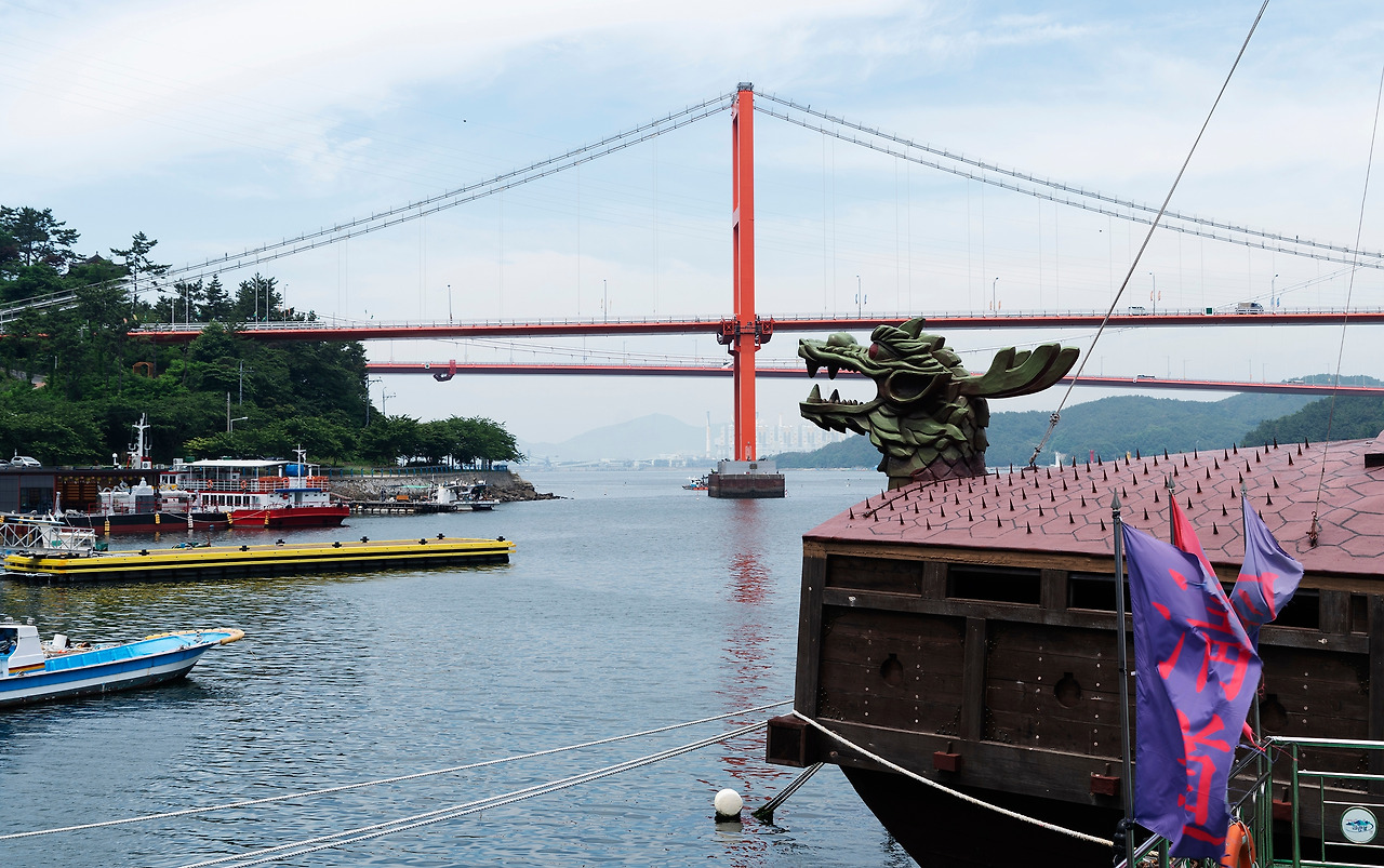 남해충렬사 앞 거북선과 남해대교.jpg