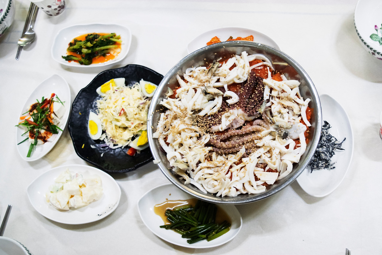 해살이 물회 집 돌문어스페셜 물회.jpg