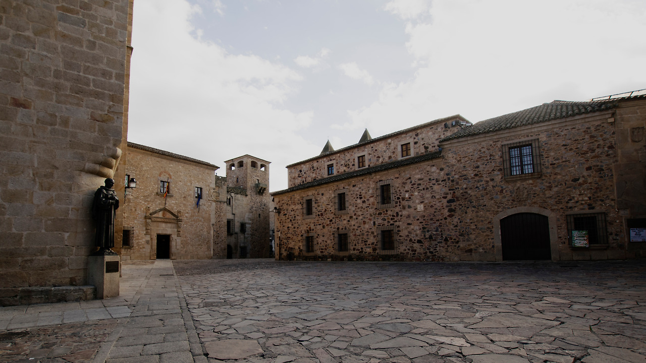 카사레스...성 안..성당 앞.jpg