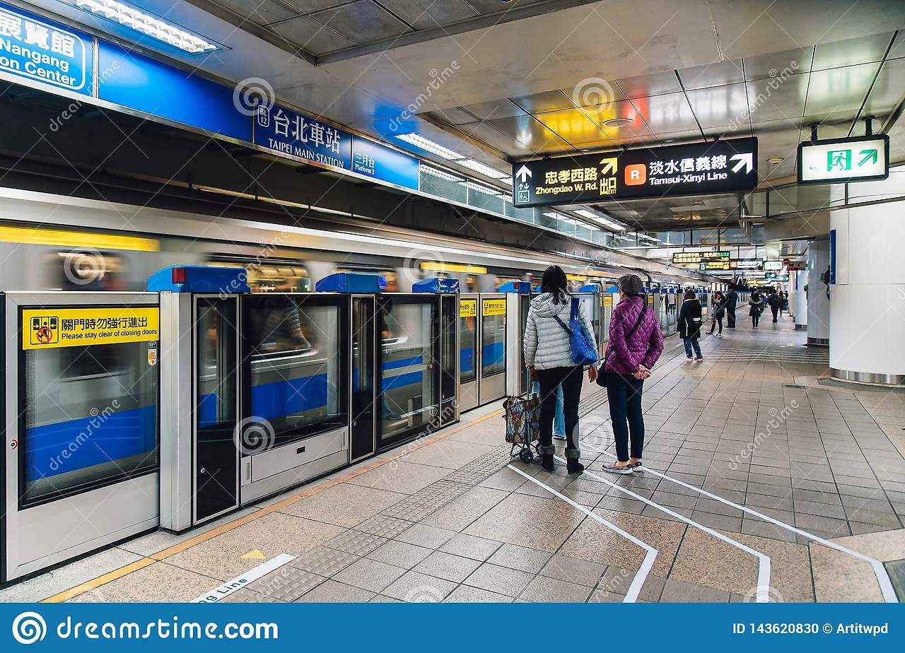 passengers-waiting-train-transportation-platform-taiwan-underground-station-mass-transit-taipei-143620830.jpg