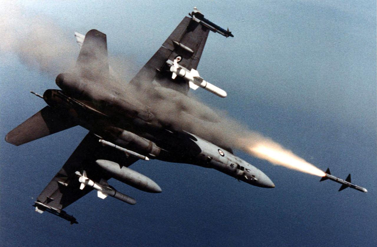 12.Australian_F-18A_Hornet_launches_Sparrow_missile_c1990.jpg