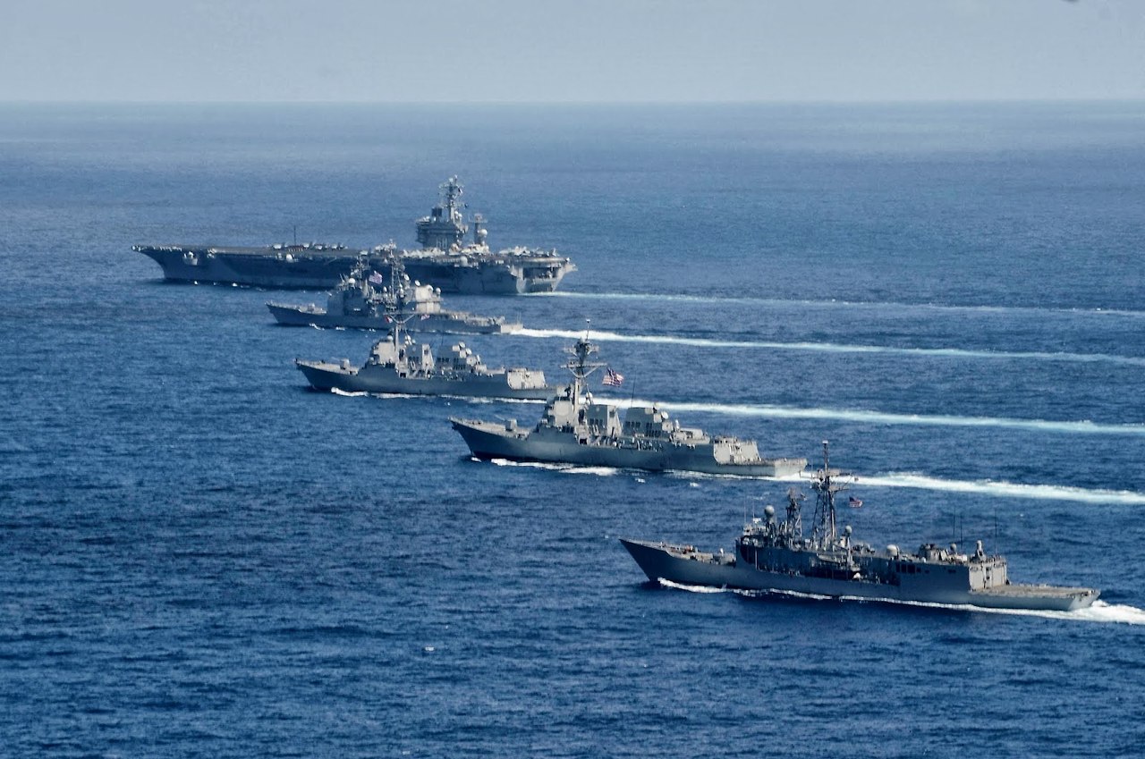 14.Accompanying battle group of the nuclear aircraft carrier  USS Nimitz CVN-68.jpg