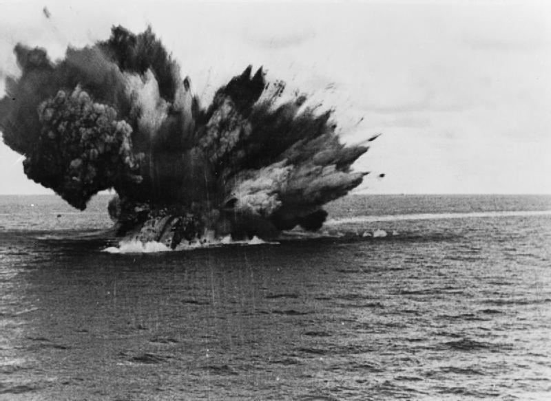 31_12HMS_Barham_explodes.jpg