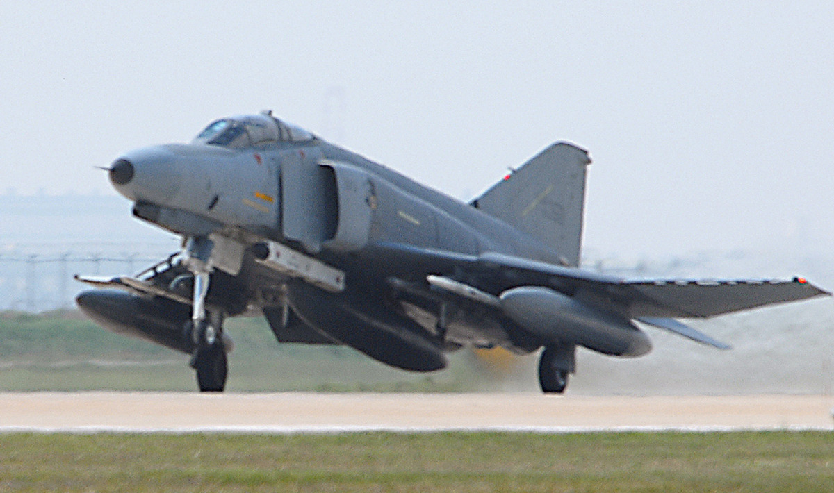 6.F-4E_ROKAF_takes_off_from_Kunsan_AB_2009.jpg