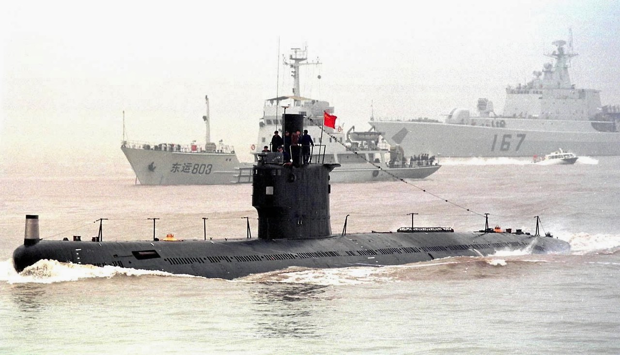 2_Ming (Romeo) class submarine.jpg