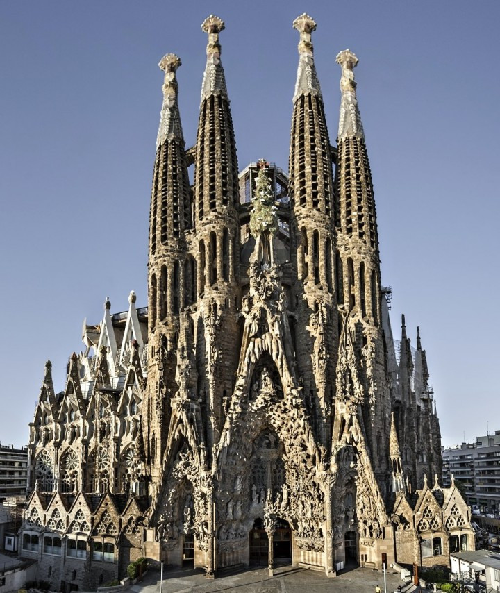 12_Basilica_Sagrada_Familia_Barcelona_Gaudi_buildings_Spain-720x854.jpg