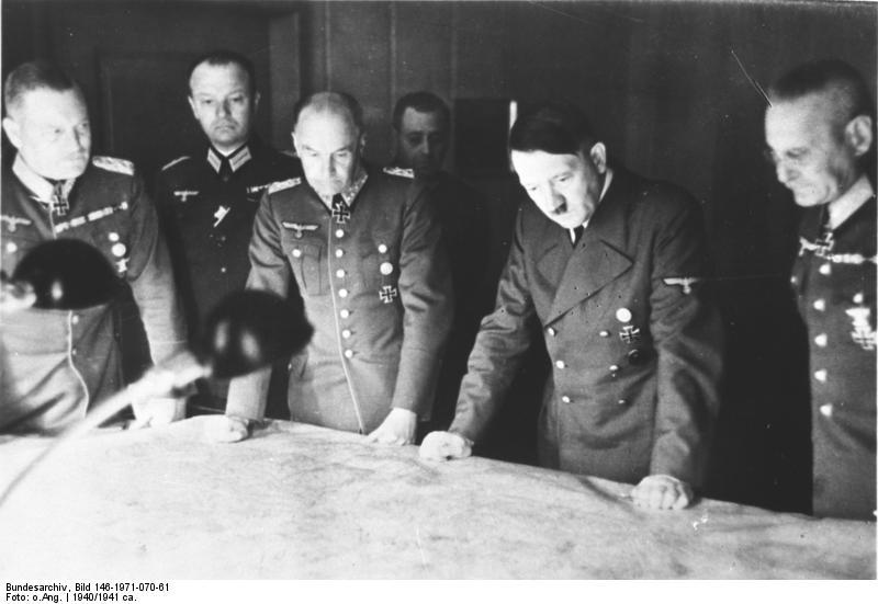 13_Bundesarchiv_Bild_146-1971-070-61_Hitler_mit_Generälen_bei_Lagebesprechung.jpg